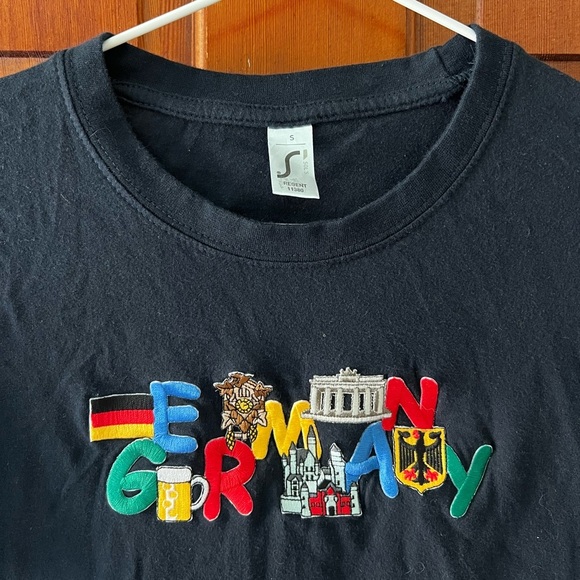 Germany Souvenir T-Shirt Small Black Embroidered Landmarks Graphic Tee Travel - Picture 2 of 5